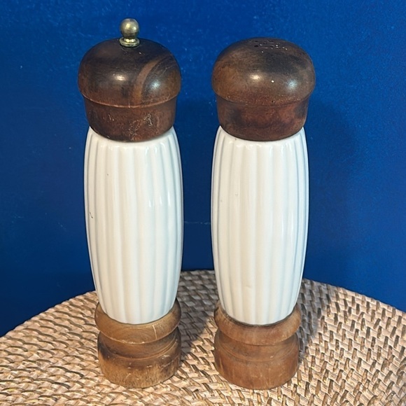Vintage MCM Wood & Porcelain Floral Salt and Pepper Grinder Set 9.3” Tall - Picture 4 of 6